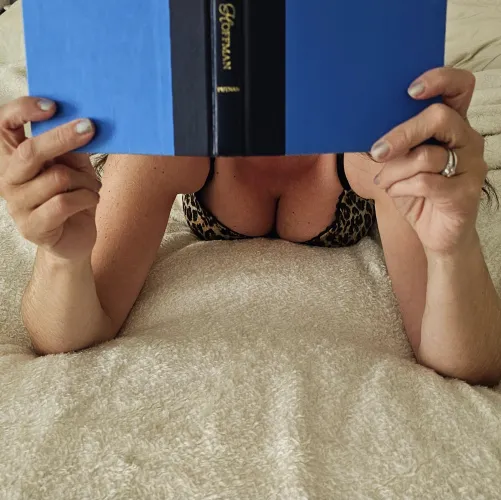 Thumbnail Discover the Soothing Power of Reading Before Bed to Improve Sleep | TheVelvetLibrary