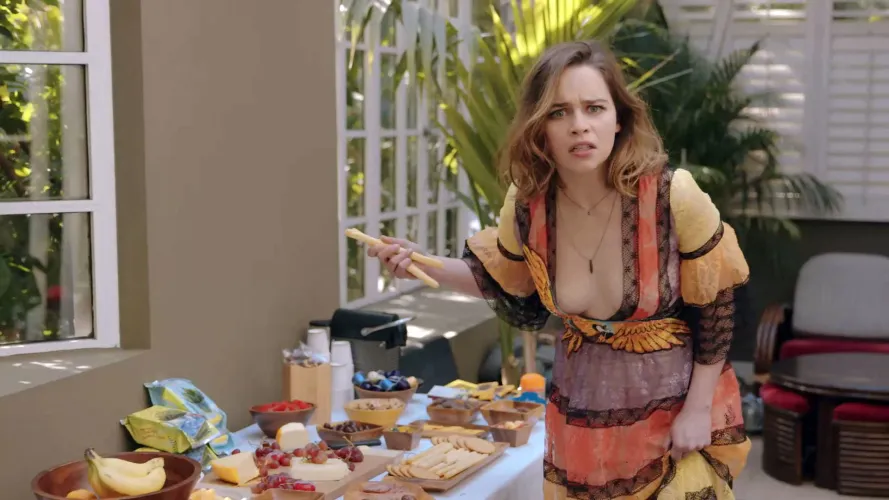 Thumbnail Emilia Clarke: MiddleClasshg Author Reveals Insights | Diosas Category
