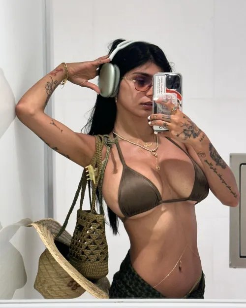 Thumbnail Inspiring Insta Post by Mental_Blacksmith_37 in the Miakhalifa Category