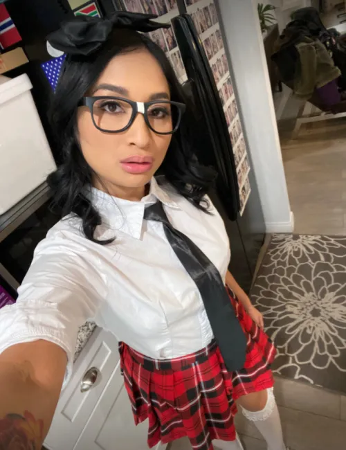 Thumbnail Teach Me a Lesson: Discovering HienAskew's School Girl Style