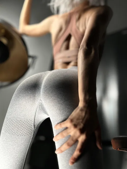 Thumbnail Celebrating Your Figure in Tight Skinny Leggings with la_skinny