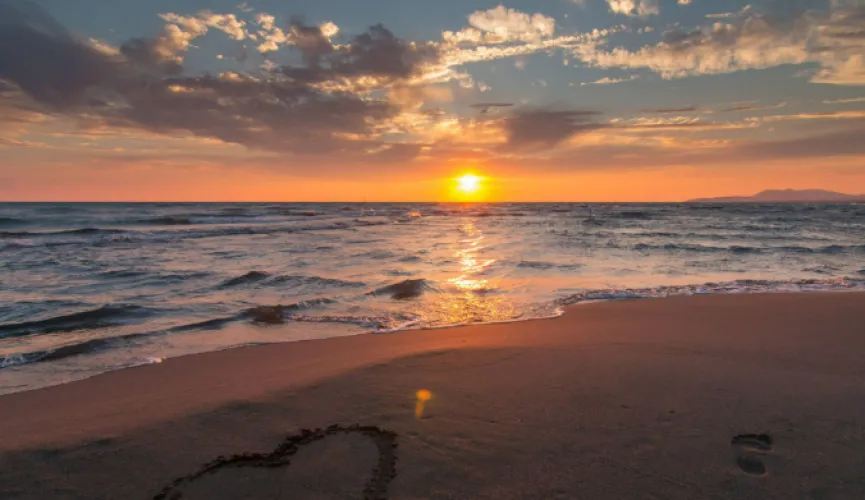 Thumbnail Find Peace of Mind with This Breathtaking Beach View by Curvy_gaal