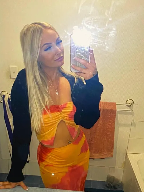 Thumbnail Rip It Off: KnappSylvia's Provocative Croptop Daring