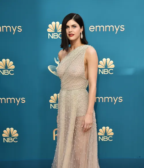 Thumbnail Alexandra Daddario's Captivating Beauty | Yeeeeeftb