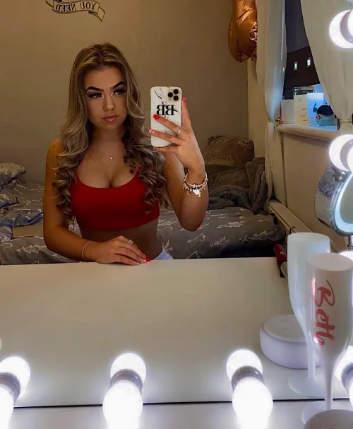 Thumbnail Waiting for U: A Candid Look by [deleted] in TrophyWives