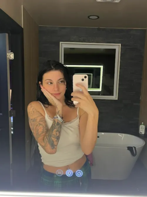 Thumbnail xwillowrose: Embracing Attention at the Gym | croptopgirls