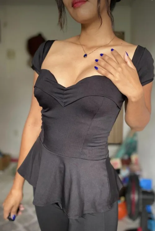 Thumbnail angie-mariee Shows off an Adorable Braless Outfit