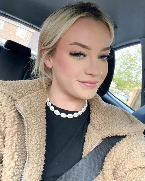 Thumbnail Perfect Morning: Scarletteee1's Stylish Choice
