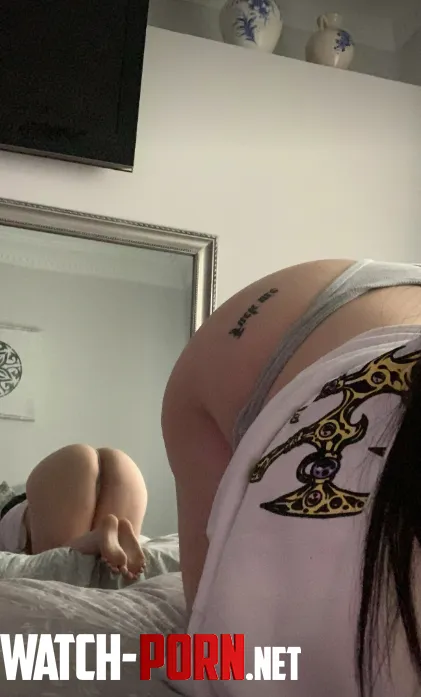 will you worship my feet by Littleg0thic
