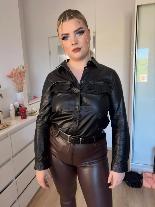 Thumbnail Navlia's Leather Outfit Guide for Cold Days