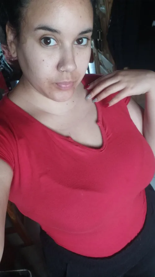 Thumbnail Neleya2271 Shares Her Morning Routine with Her Favorite T-shirt in the 2busty2hide Category