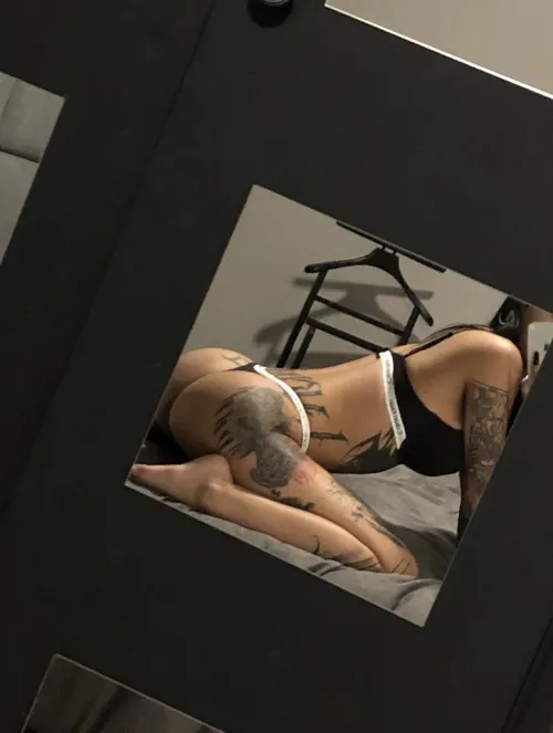 Thumbnail Unleashing Confidence: Mirror Selfie with an Asian Flair