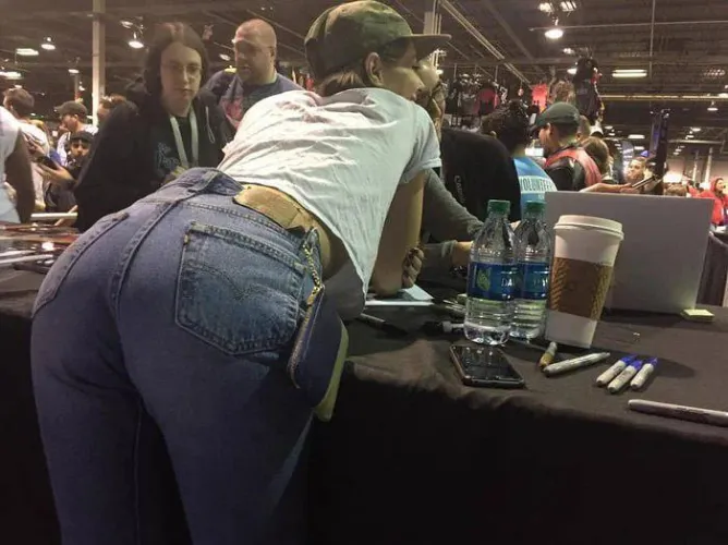 Thumbnail Willa Holland: A Look at the Celebrity's Gorgeous Booty | CelebrityButts