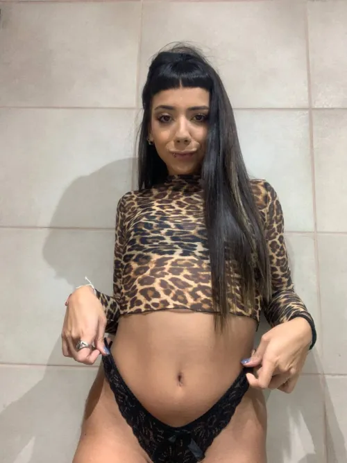 Thumbnail Tummy Tales: Prestigious-Club2732's Flawless Croptop Fit