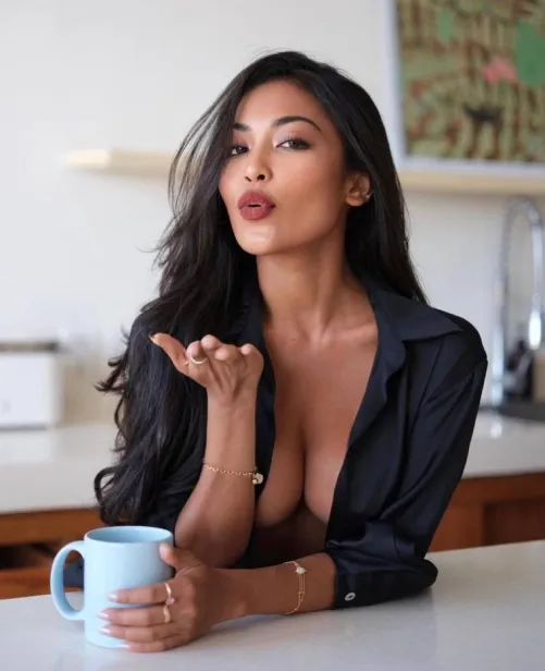 Thumbnail Hot Air Kiss: Explore Tiny_Word1797's Sensual Blog