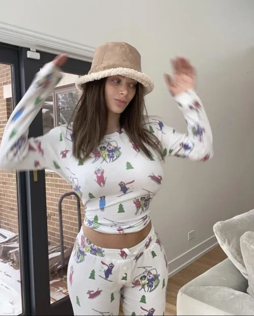 Thumbnail Exploring the Allure: She is so Hot by laravbbm | lanarhoades