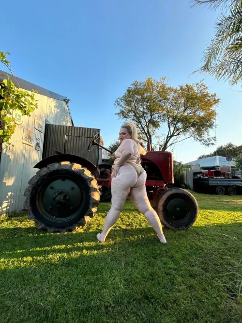 Thumbnail Bold and Confident: Heavy duty rear end by onlyjaynefan