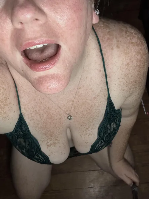 Thumbnail LynnaJean Poses Patiently as a Good Girl in SexyFrex