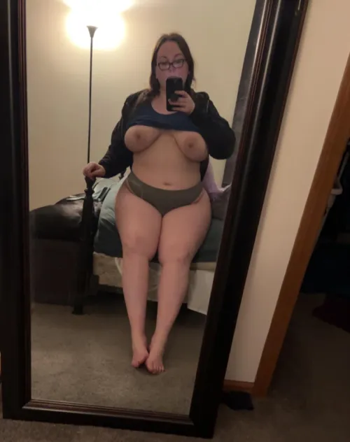 Thumbnail slyypineapple Celebrates Thigh Creases in a Heartfelt Appreciation Post
