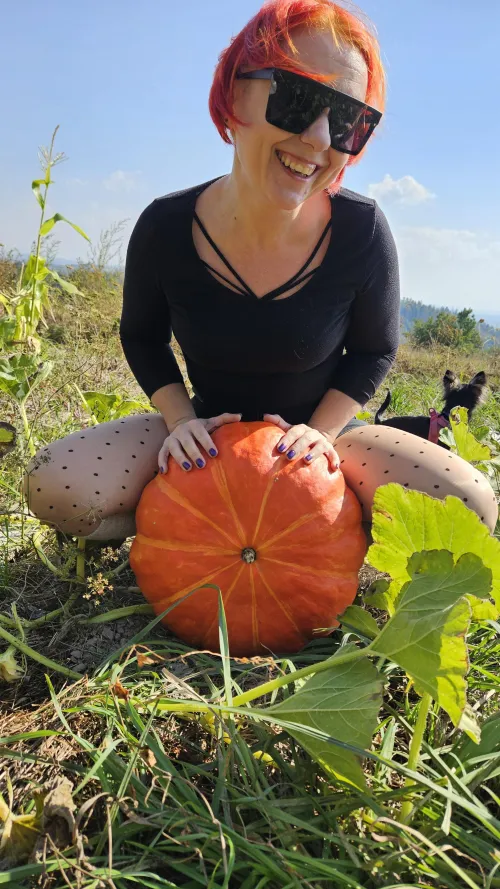 Thumbnail StrongPandarina Shines with Pumpkin Hair in the World of Neon Hair Enthusiasts