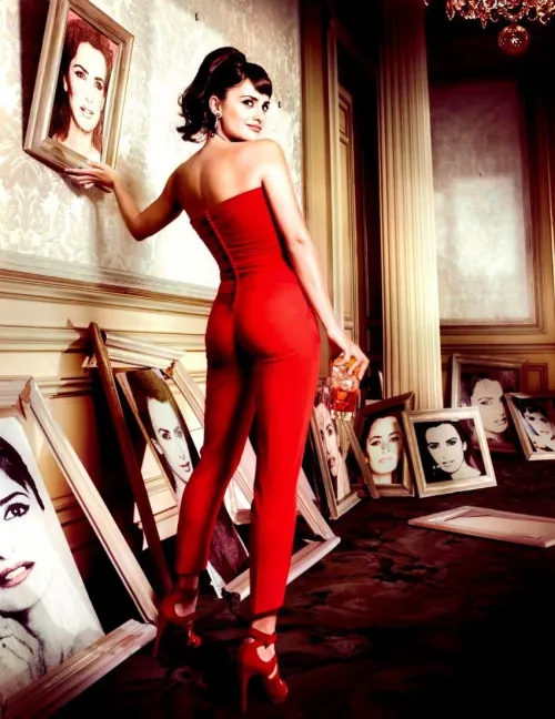 Thumbnail Penelope Cruz: A Look at the Celebrity's Stunning Figure in CelebrityButts Category