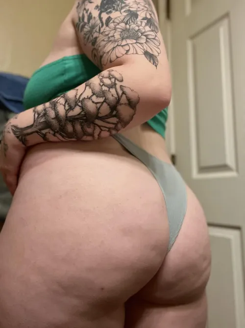 Thumbnail Celebrating Cellulite: Beauty in Imperfection - catsanddabs4