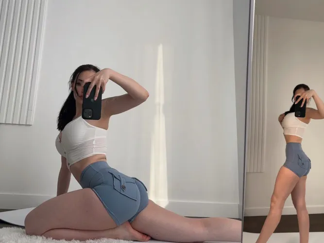 Thumbnail Daily Croptop Adventures: Styling Tips and Fashion Inspiration | By SilentVolumee