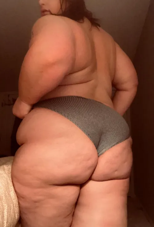 Thumbnail Kneeling Devotion: Worship Sensual SSBBW Beauty until Your Knees Ache