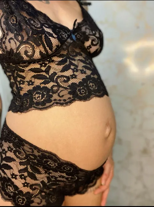 Thumbnail Flaunting Pregnancy: Does My Belly Look Good? by ursecretava