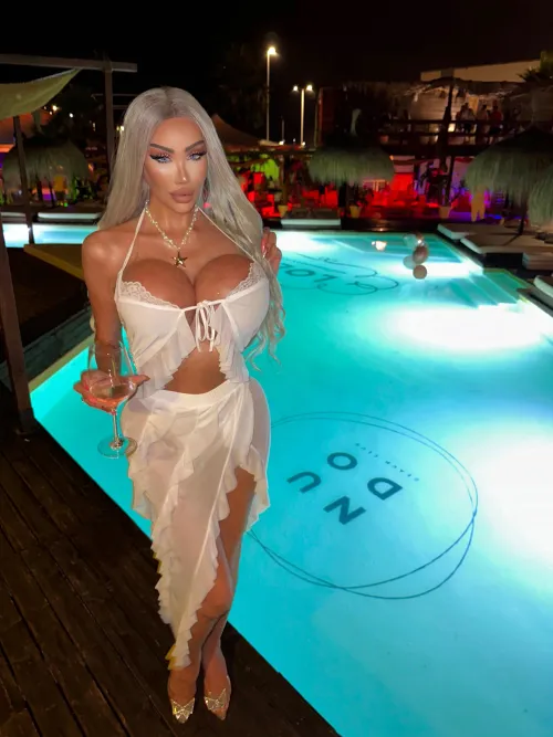 Thumbnail Beach Club Trophy Doll: An Icon of Beauty and Glamour