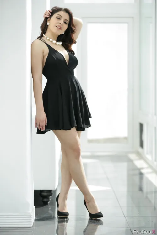 Thumbnail Valentina Nappi: Unveiling the Ultimate Pornstar Fashion Statement by BitsnBoobs