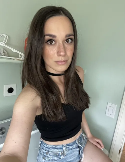 Thumbnail AlanaAraya Procrastinates Chores in SexyFrex