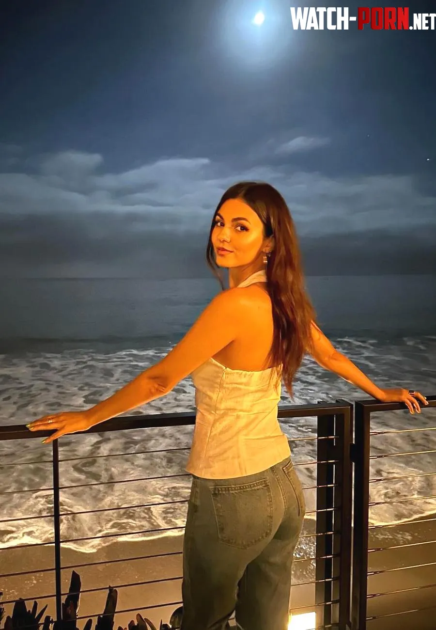 Victoria Justice by Ree-Ko