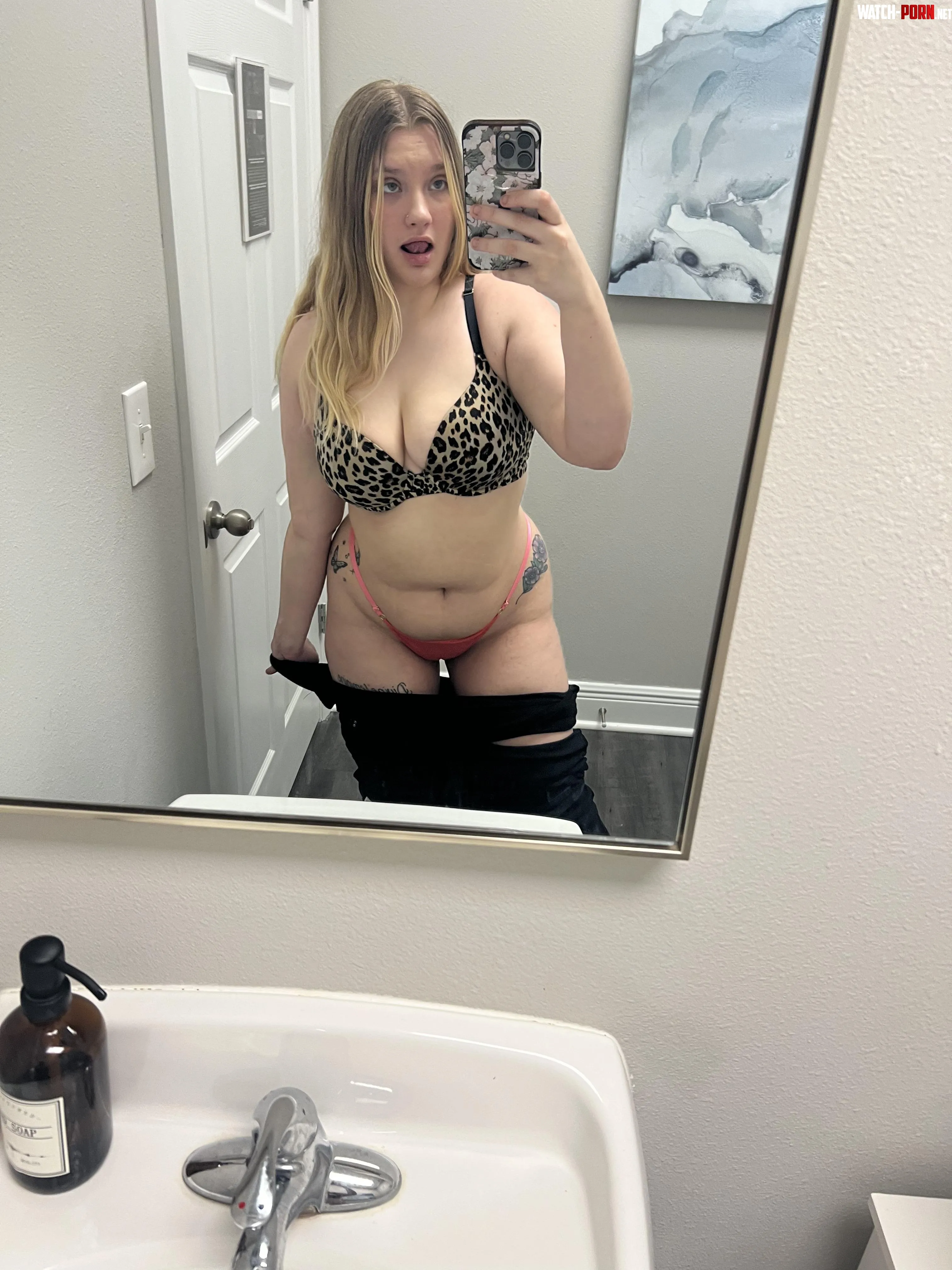 i allow both holes  by Lexii_lyn