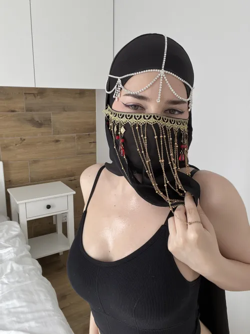 Thumbnail Sweaty Breasts Discussed by Lara_xoe: A SweatyGirls Insight