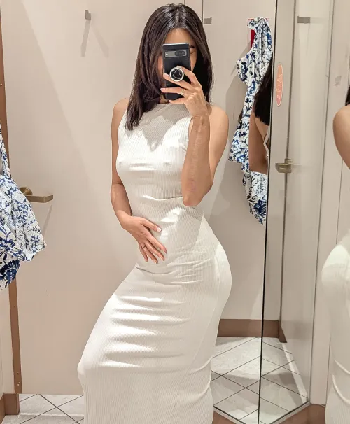 Thumbnail Dress Debate: MadisynsBedroom's Braless Fashion Query
