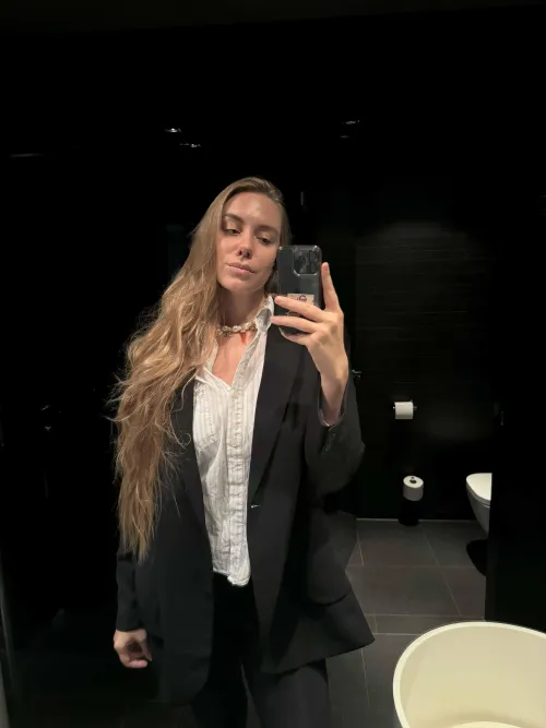 Thumbnail How to Look Like the Perfect Secretary - Tips from SuperDishwasher