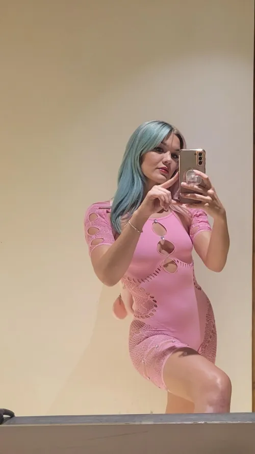 Thumbnail Dining Dilemma: Do Outfits Cause Embarrassment?