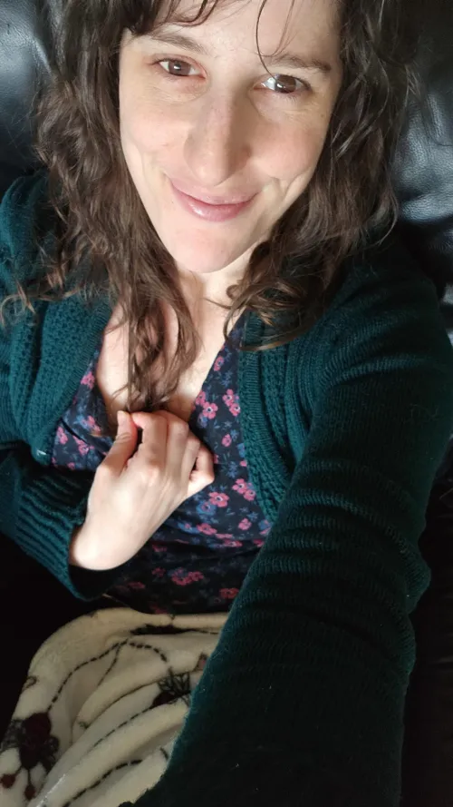 Thumbnail PerformanceCandid775: Embracing Natural Glow in ClassyGirls Fashion