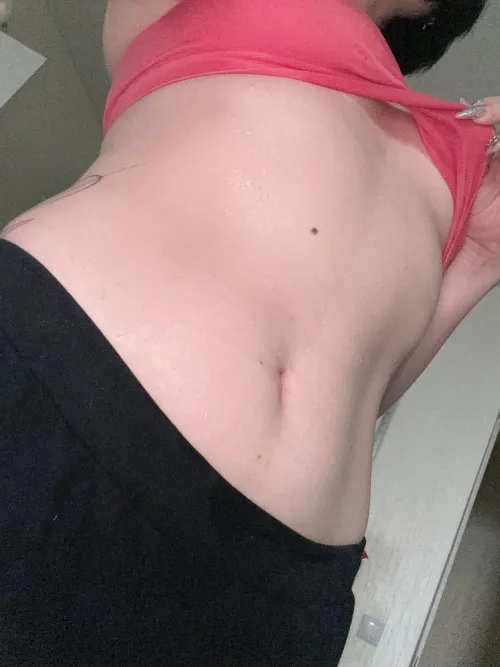 Thumbnail Sweaty Tits Under Top: Revealing Article by HorizenGirly | SweatyGirls