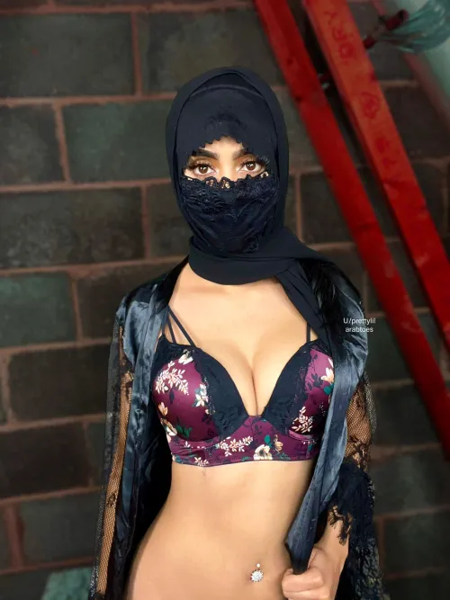 Thumbnail prettylilarabtoes Asks: Perfect Chest for Cumon? in indiangirls