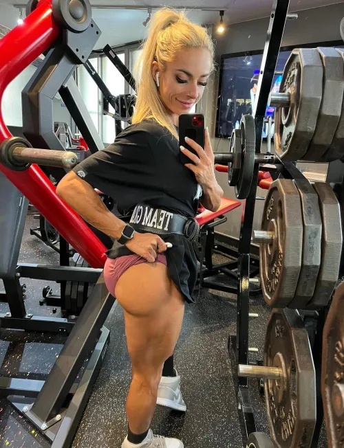 Thumbnail Committing to Excellence: TheLuckyComedian's Guide in ThickFit
