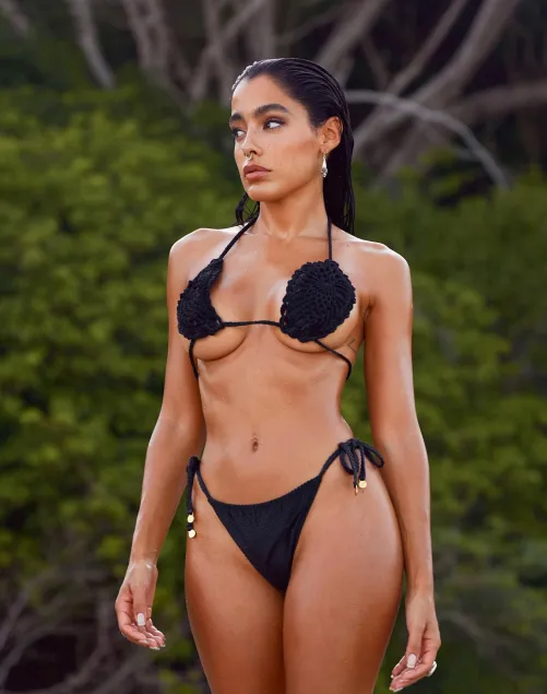 Thumbnail Captivating Underboob Moments: ashydeluca's Perspective