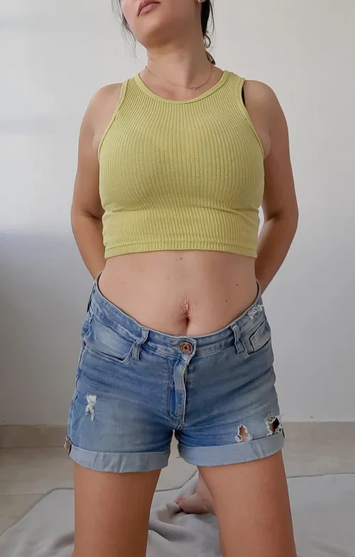 Thumbnail Style Debate: liapink10's Croptop Length Dilemma Discussed