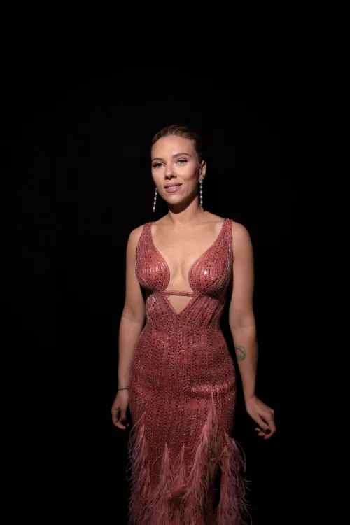 Thumbnail Scarlett Johansson's Timeless Beauty | Quionel