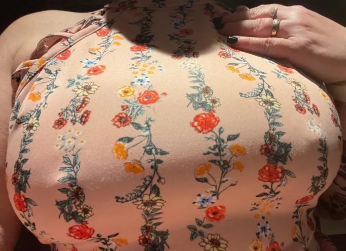 Thumbnail Curious Glances at Revealing Pokies | Author: Flimsy_Music3822