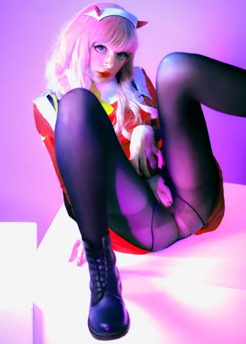 Thumbnail Zero Two DARLING in the FRANXX Cosplay: Stunning Recreation by MereOasis