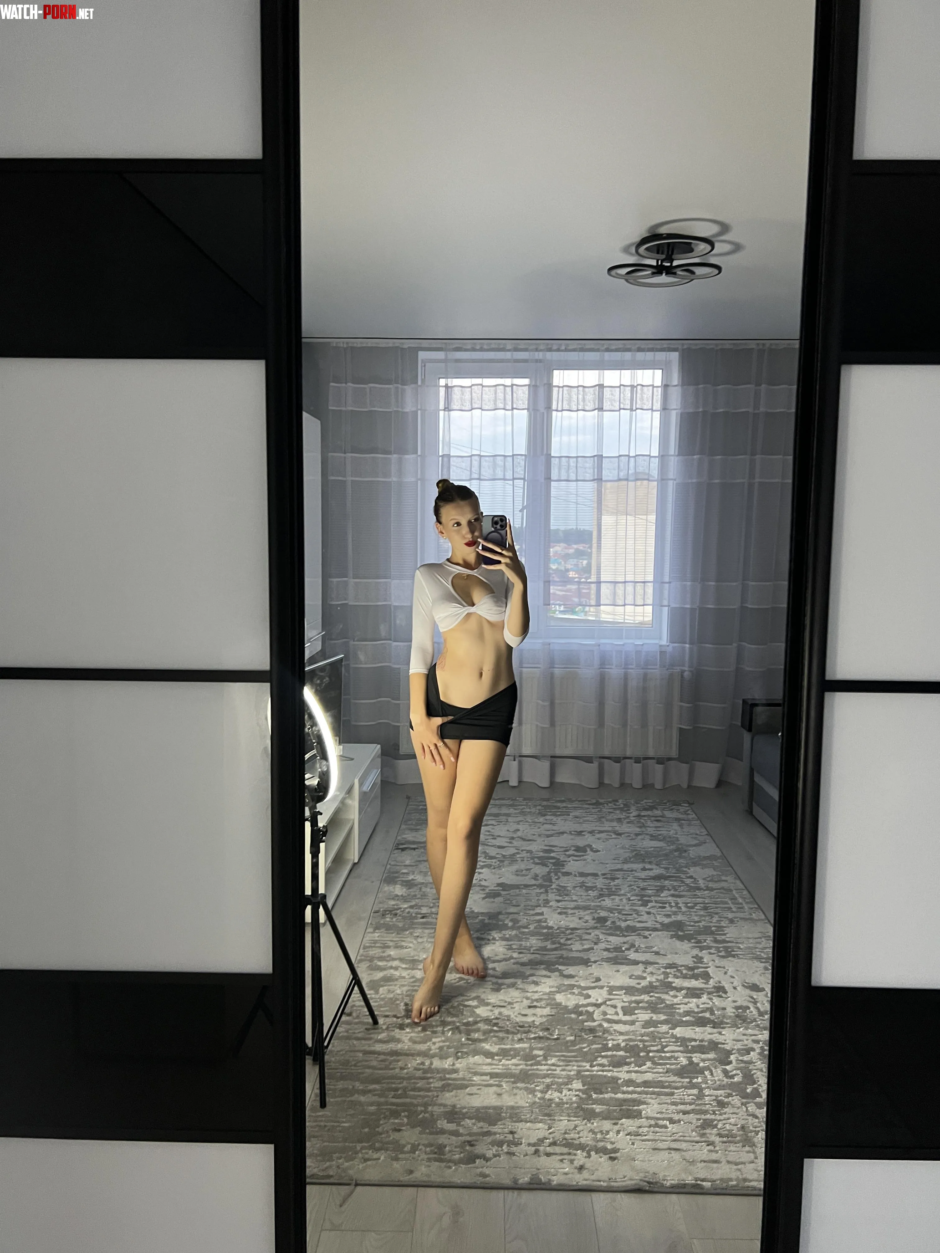 Im 18 and I like to show my legs by Babinhoe