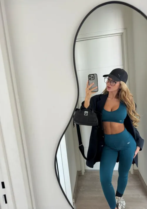 Thumbnail Sassy and Chic: Embracing the Croptop Trend with SassyxChic