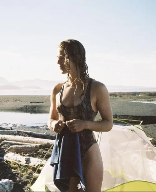Thumbnail Discover the Allure of Emily Bett Rickards in the CelebrityPokies Universe